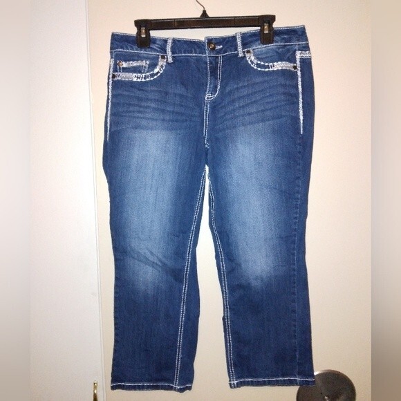 Maurices jean crop or capri size 9/10 decorated flap pockets - Picture 2 of 3